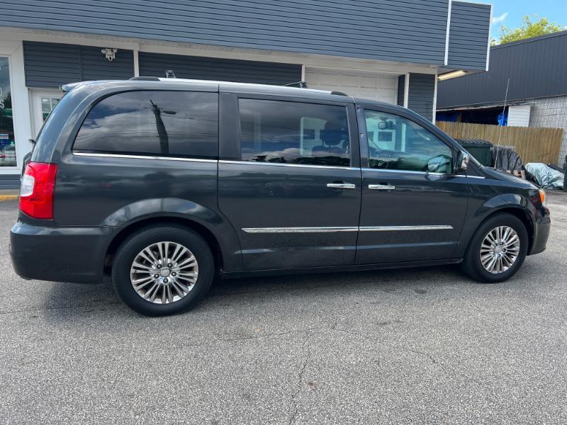 Chrysler Town & Country Limited 2011