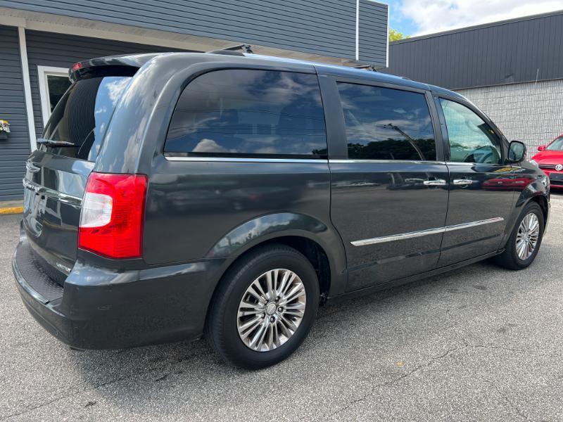 Chrysler Town & Country Limited 2011