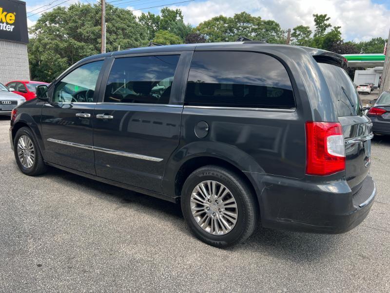 Chrysler Town & Country Limited 2011