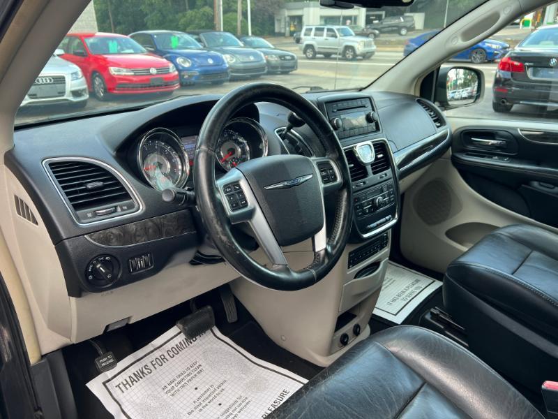 Chrysler Town & Country Limited 2011