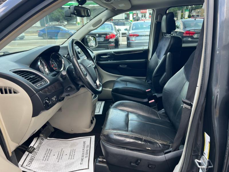 Chrysler Town & Country Limited 2011