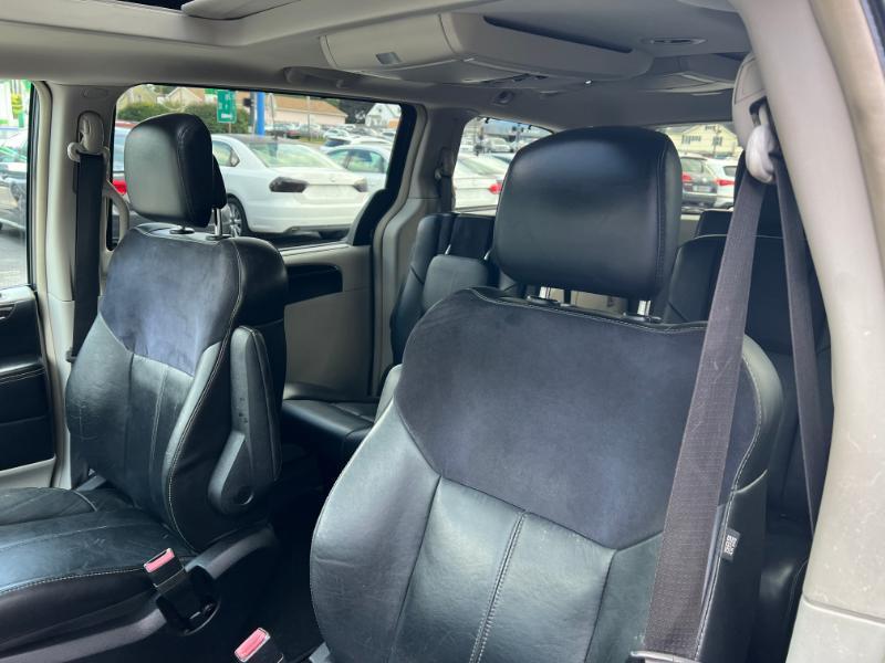 Chrysler Town & Country Limited 2011