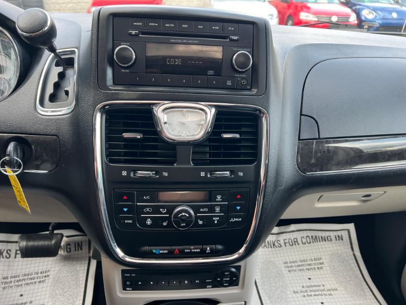 Chrysler Town & Country Limited 2011
