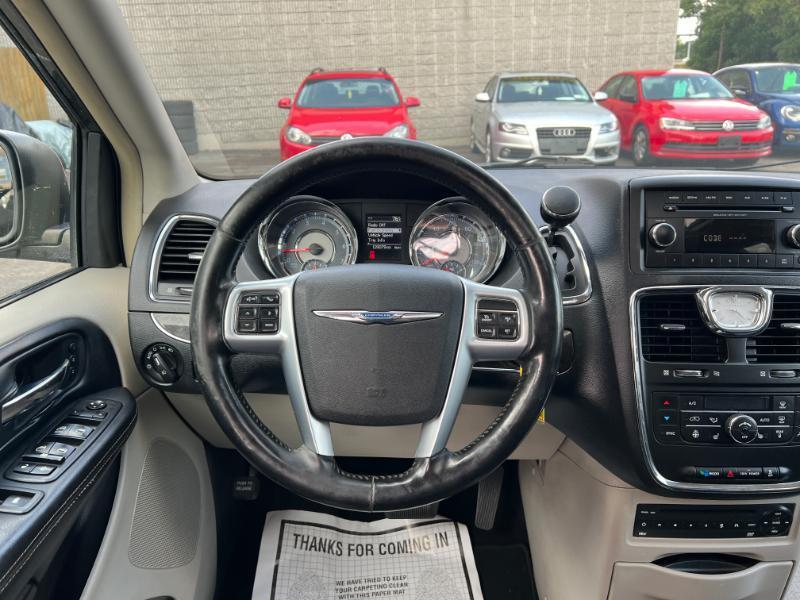 Chrysler Town & Country Limited 2011