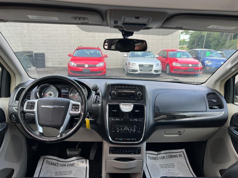 Chrysler Town & Country Limited 2011