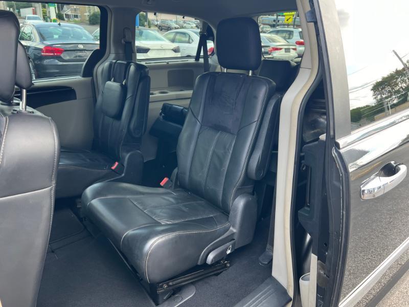 Chrysler Town & Country Limited 2011