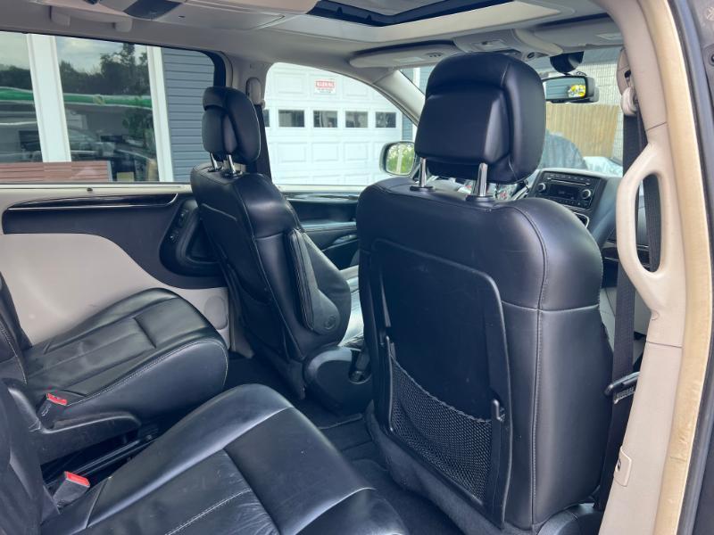 Chrysler Town & Country Limited 2011