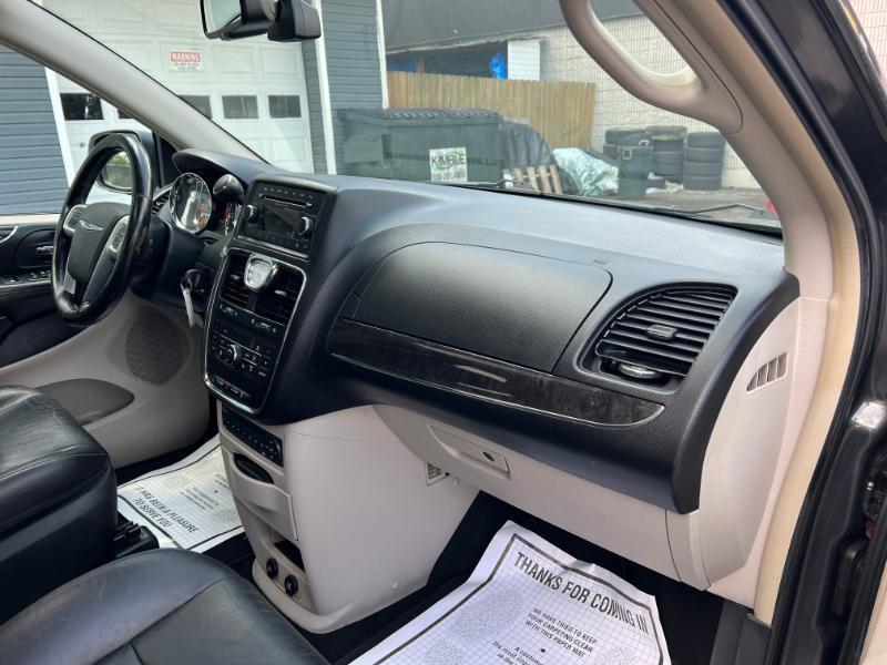 Chrysler Town & Country Limited 2011