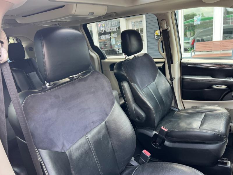 Chrysler Town & Country Limited 2011