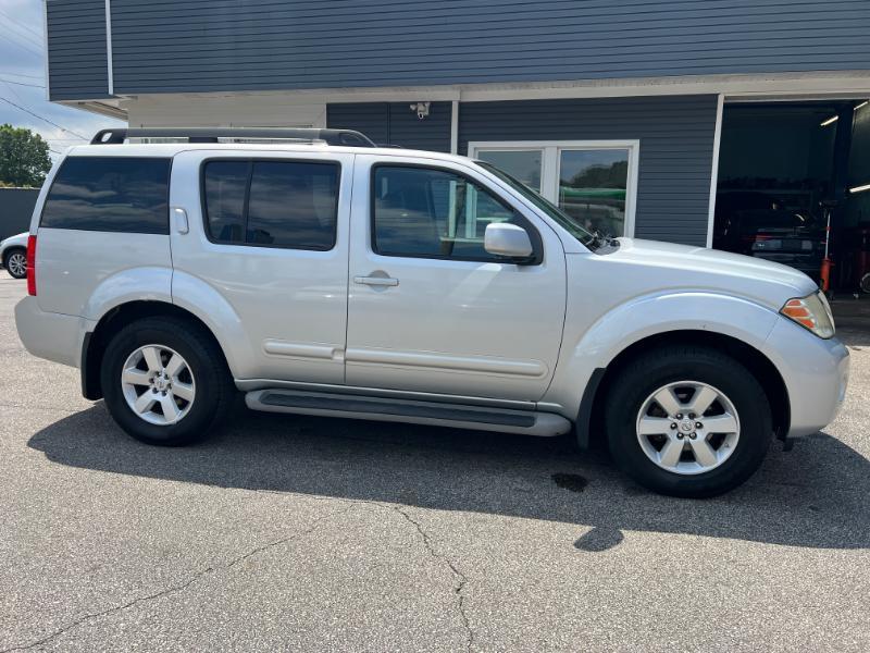 Nissan Pathfinder LE 2WD 2012