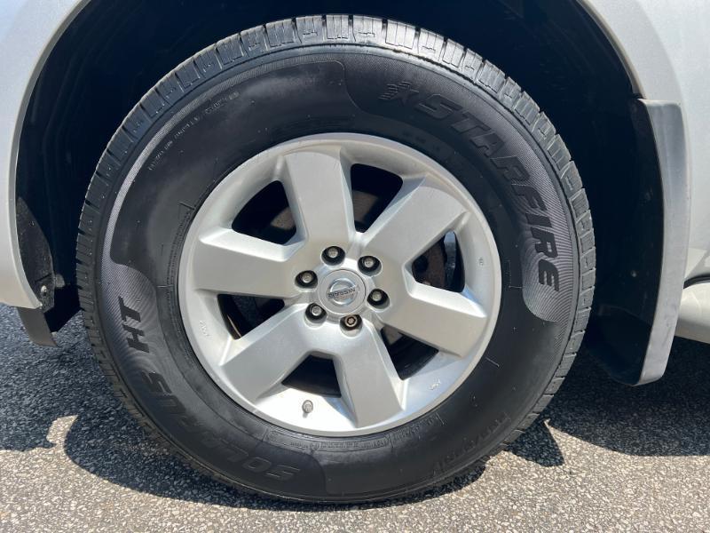 Nissan Pathfinder LE 2WD 2012