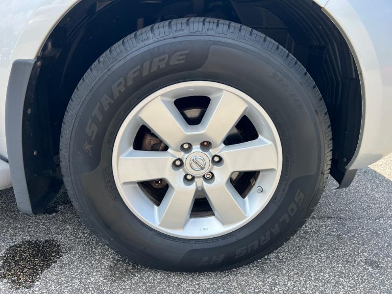 Nissan Pathfinder LE 2WD 2012