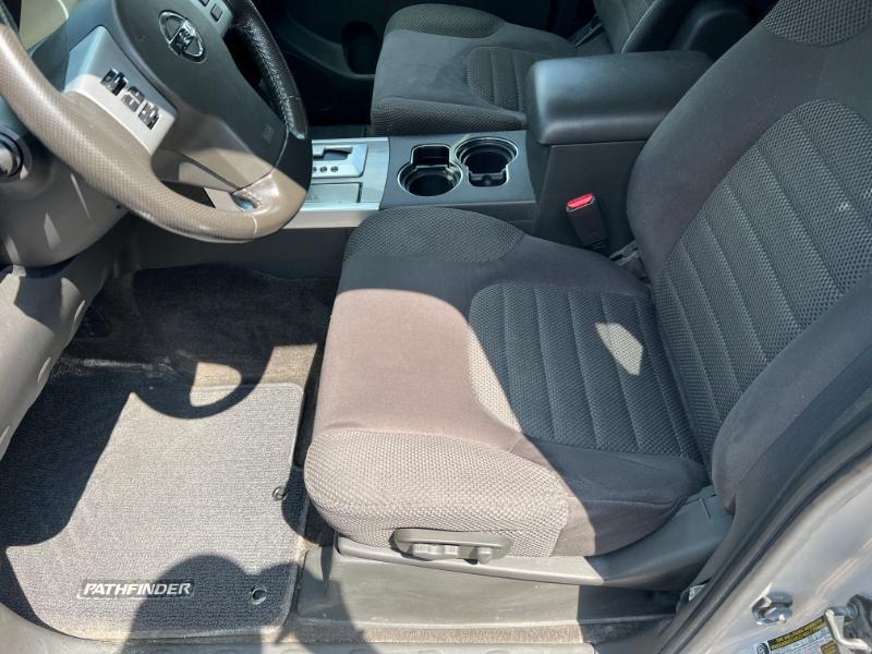 Nissan Pathfinder LE 2WD 2012