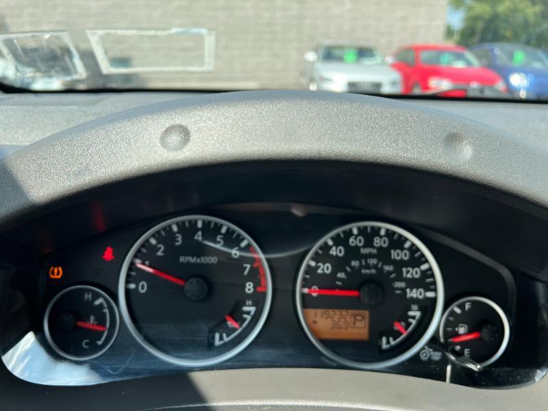 Nissan Pathfinder LE 2WD 2012