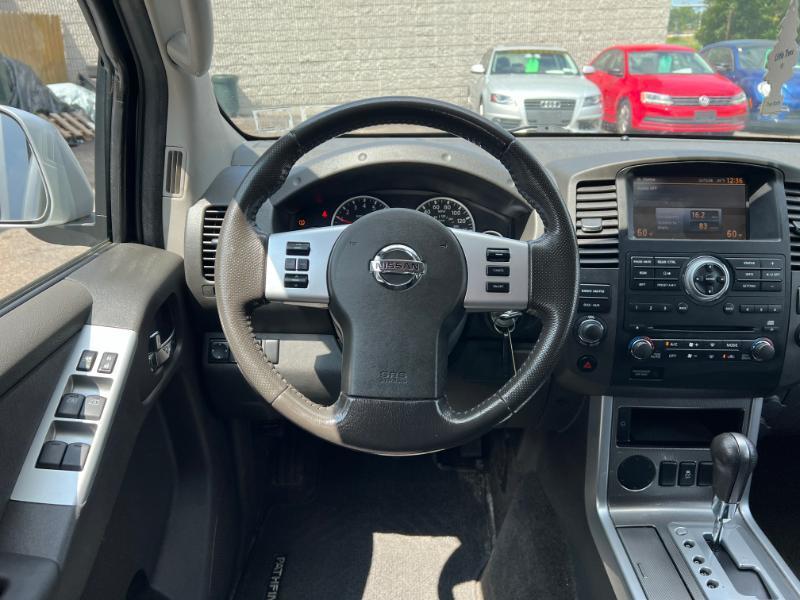 Nissan Pathfinder LE 2WD 2012