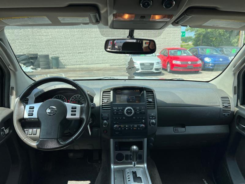 Nissan Pathfinder LE 2WD 2012