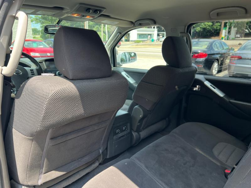 Nissan Pathfinder LE 2WD 2012