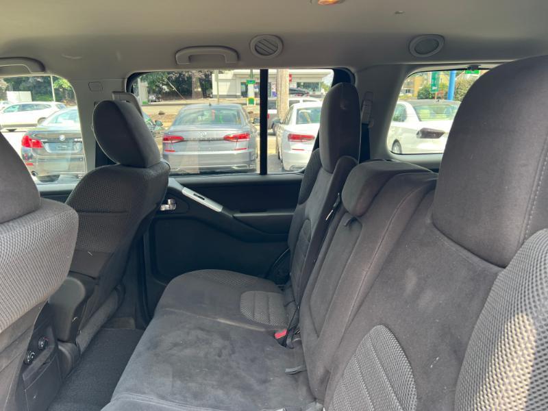 Nissan Pathfinder LE 2WD 2012