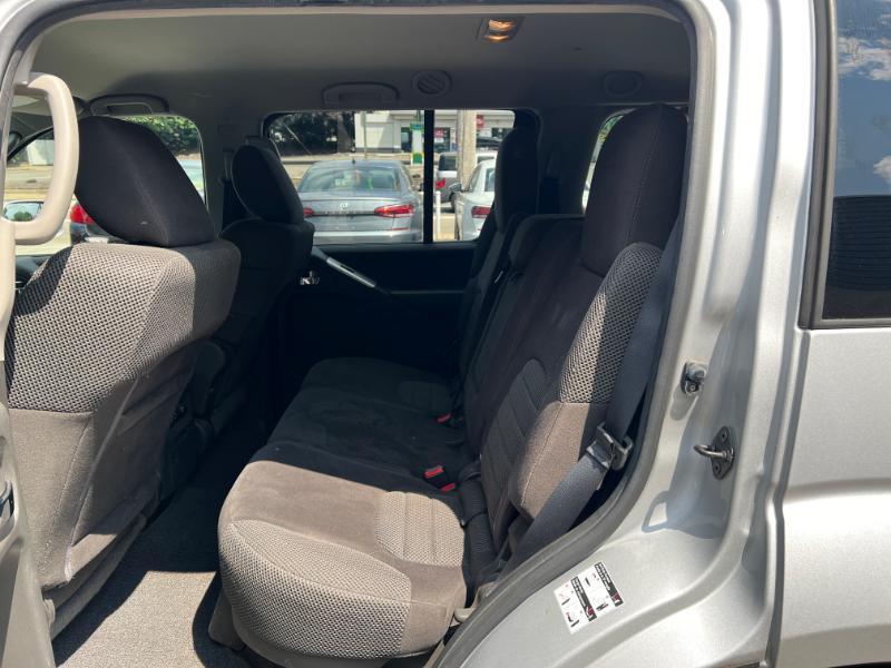 Nissan Pathfinder LE 2WD 2012
