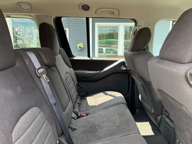 Nissan Pathfinder LE 2WD 2012