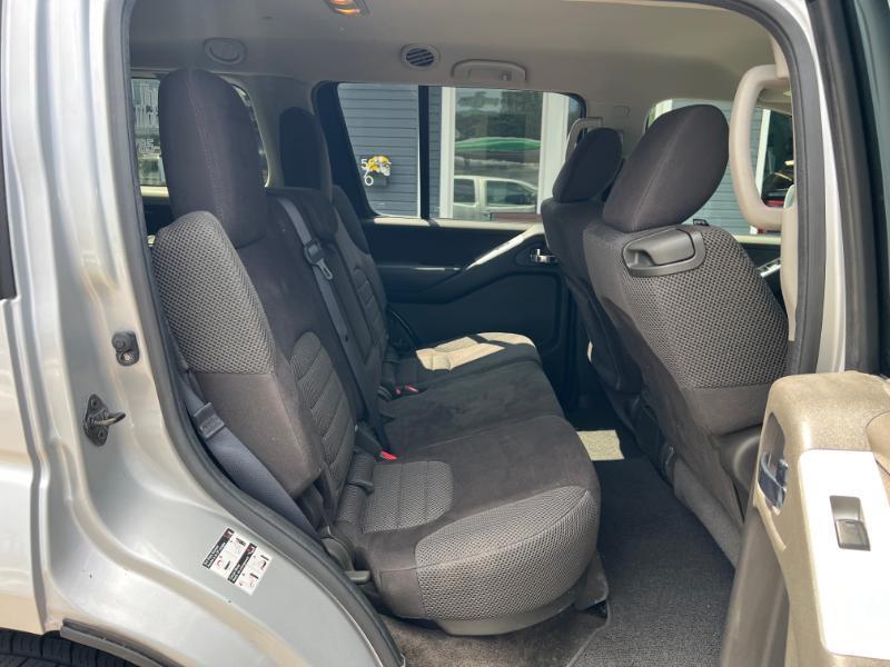 Nissan Pathfinder LE 2WD 2012
