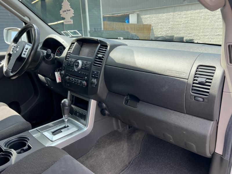 Nissan Pathfinder LE 2WD 2012