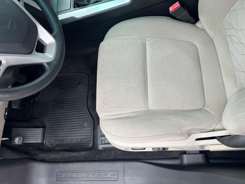 Ford Explorer Base FWD 2011
