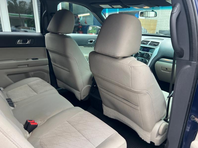 Ford Explorer Base FWD 2011