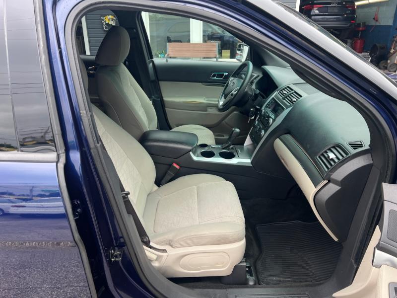 Ford Explorer Base FWD 2011