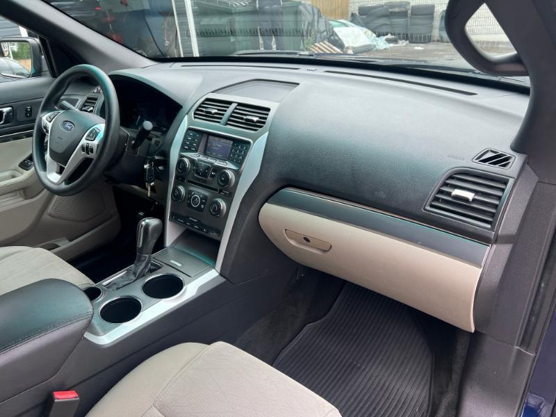 Ford Explorer Base FWD 2011