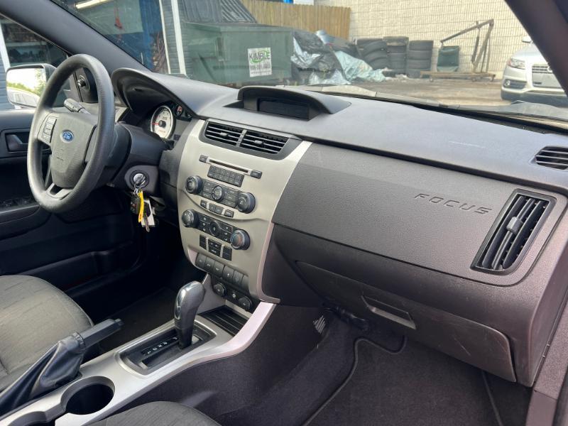 Ford Focus SE Sedan 2010