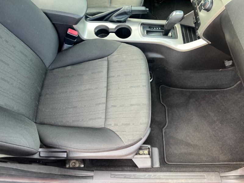 Ford Focus SE Sedan 2010
