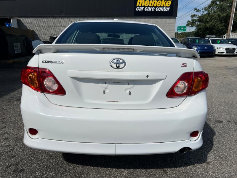 Toyota Corolla Base 5-Speed MT 2010