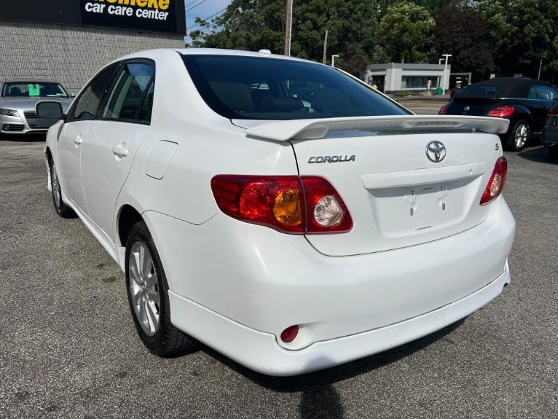 Toyota Corolla Base 5-Speed MT 2010