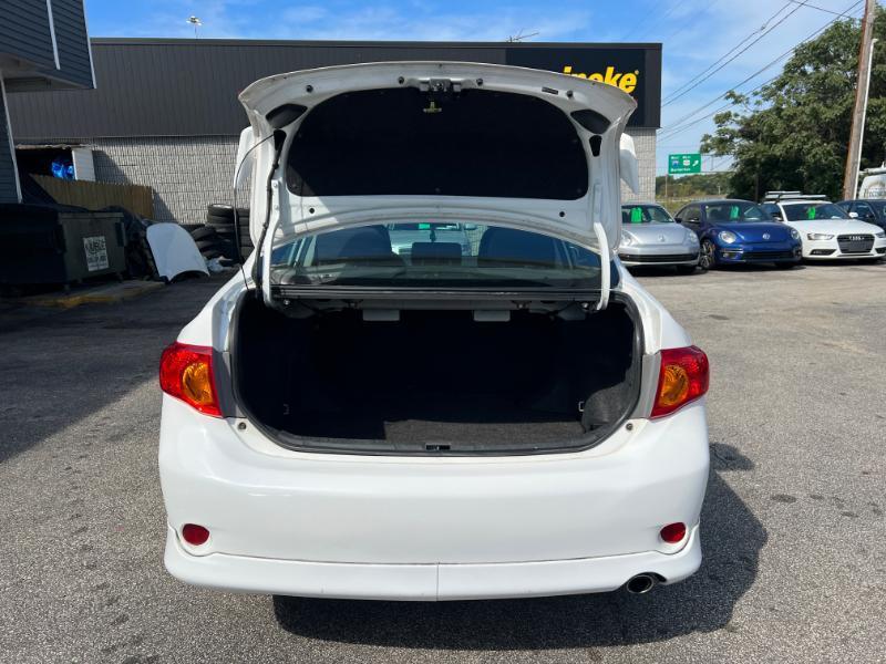Toyota Corolla Base 5-Speed MT 2010