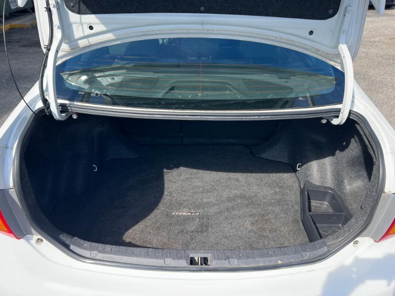 Toyota Corolla Base 5-Speed MT 2010