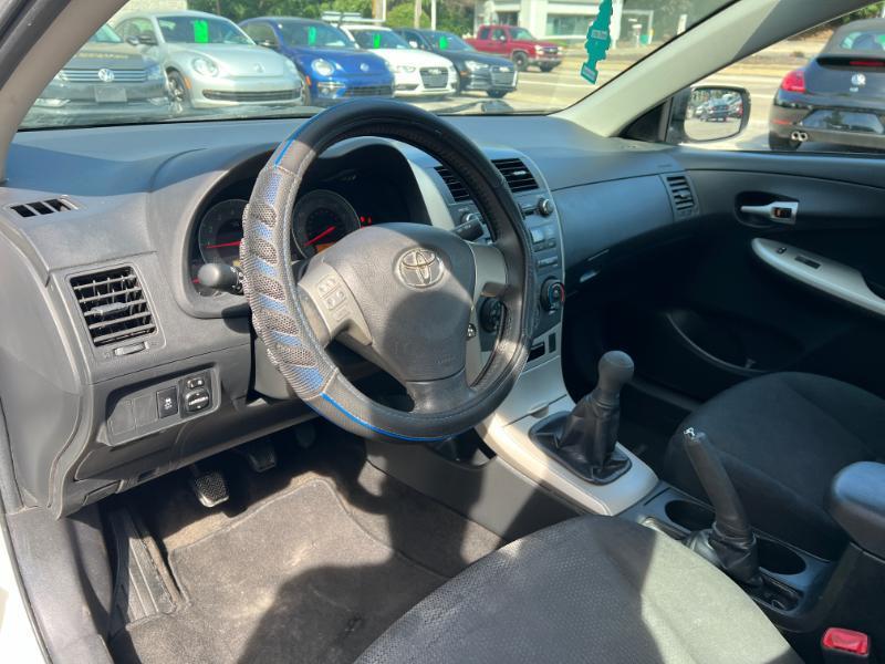 Toyota Corolla Base 5-Speed MT 2010