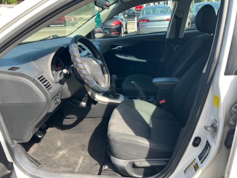 Toyota Corolla Base 5-Speed MT 2010