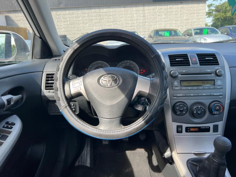 Toyota Corolla Base 5-Speed MT 2010