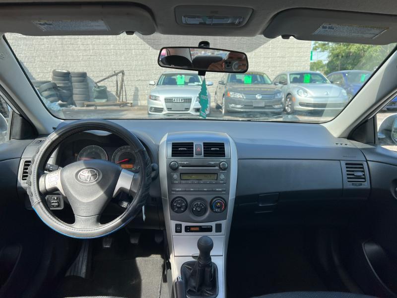 Toyota Corolla Base 5-Speed MT 2010