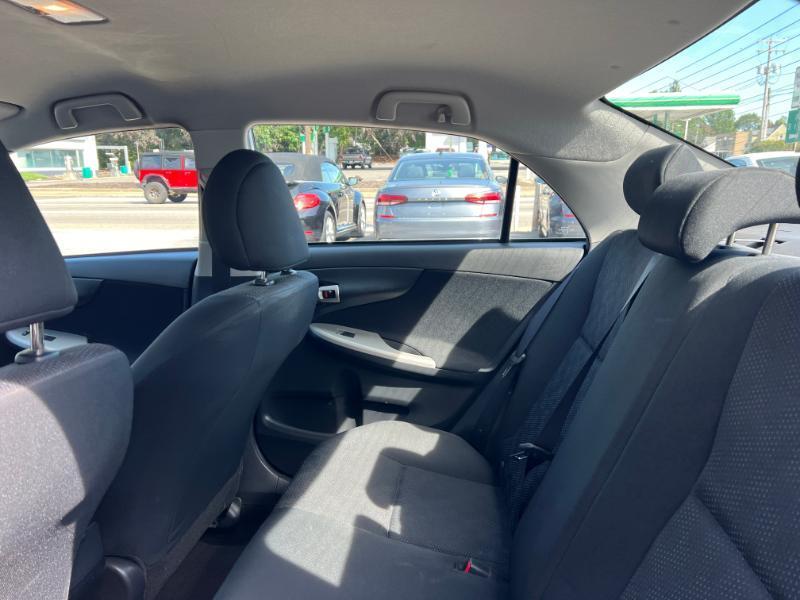 Toyota Corolla Base 5-Speed MT 2010