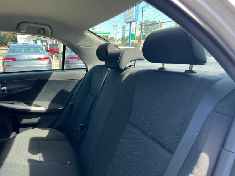 Toyota Corolla Base 5-Speed MT 2010