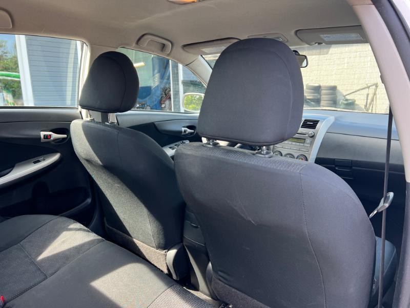 Toyota Corolla Base 5-Speed MT 2010