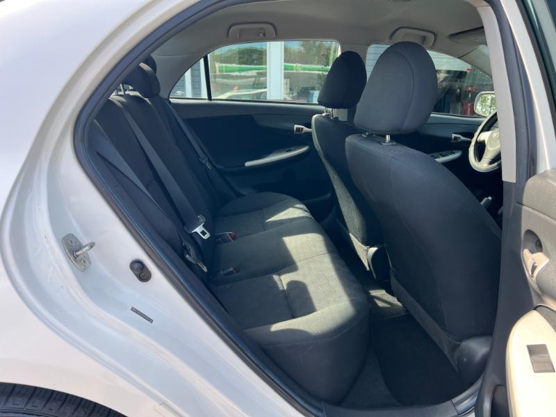Toyota Corolla Base 5-Speed MT 2010
