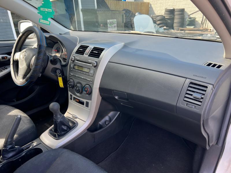 Toyota Corolla Base 5-Speed MT 2010