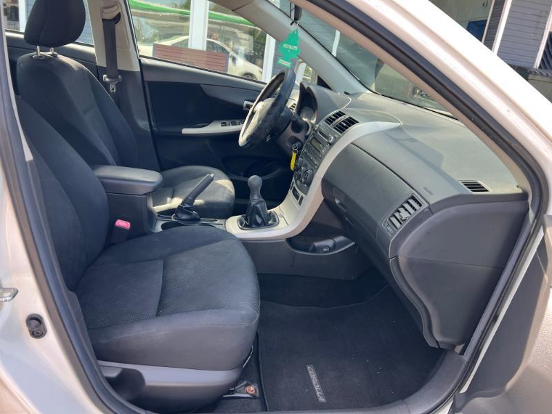 Toyota Corolla Base 5-Speed MT 2010