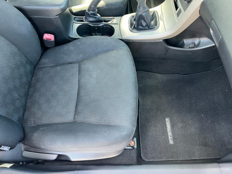 Toyota Corolla Base 5-Speed MT 2010