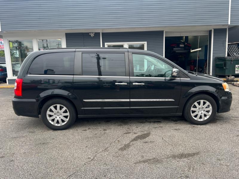Chrysler Town & Country Touring-L 2012