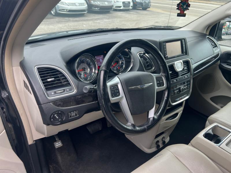 Chrysler Town & Country Touring-L 2012