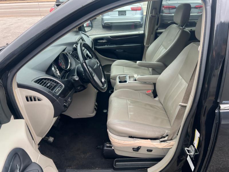 Chrysler Town & Country Touring-L 2012